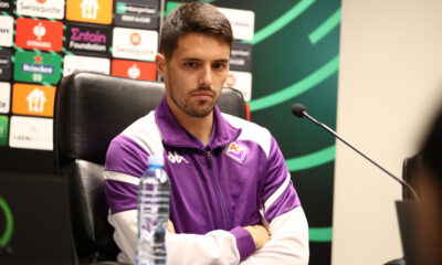 JOSIP BREKALO fudbaler Fiorentine na konferenciji pred utakmicu UEFA Lige Konferencija protiv Cukarickog na stadionu Dubocice, Leskovac 08.11.2023. godine Foto: Ivica Veselinov / MN PRESS FUDBAL, FOOTBALL, UEFA CONFERENCE LEAGUE, LIGA KONFERENCIJA, FK CUKARICKI, AC FIORENTINA