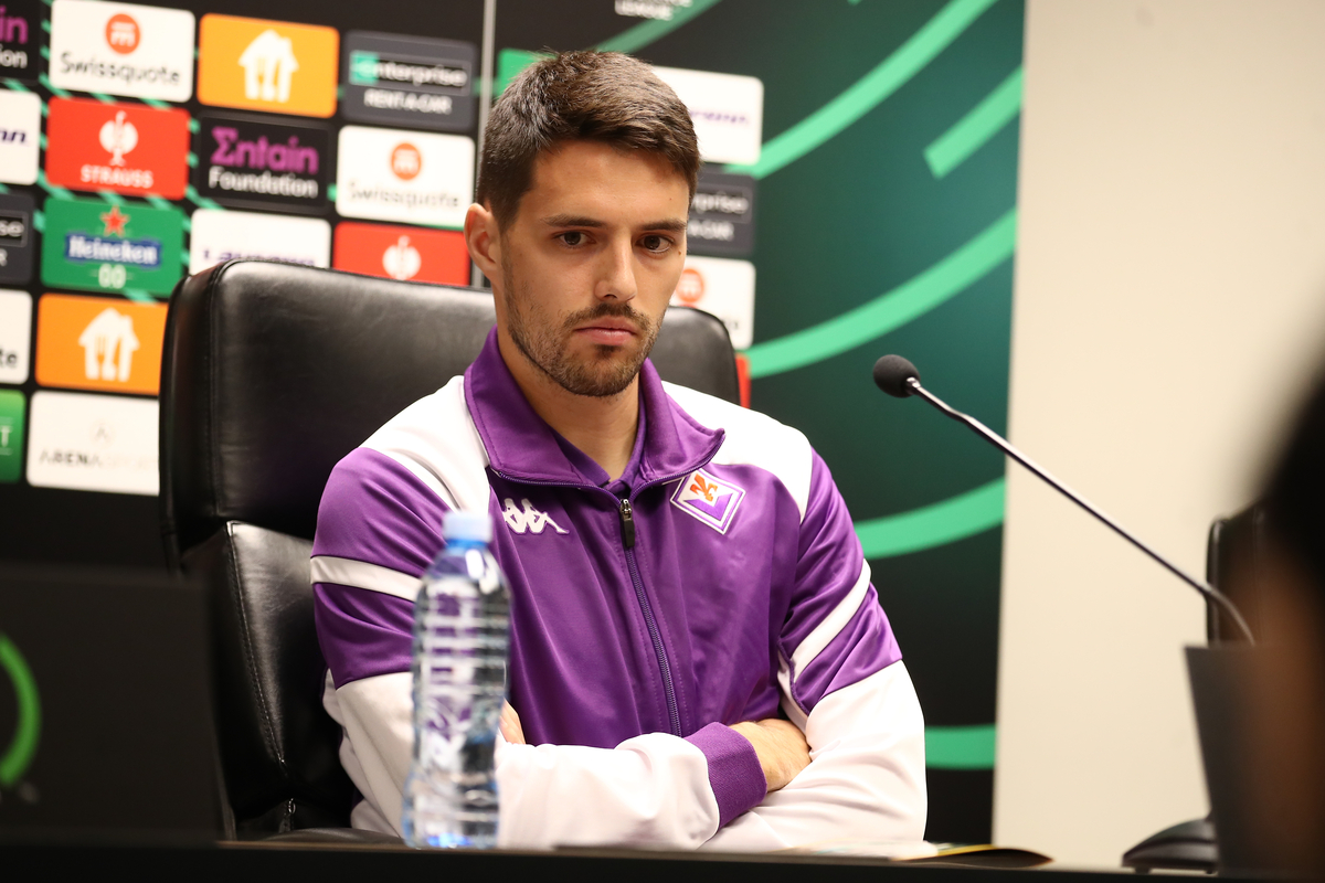 JOSIP BREKALO fudbaler Fiorentine na konferenciji pred utakmicu UEFA Lige Konferencija protiv Cukarickog na stadionu Dubocice, Leskovac 08.11.2023. godine Foto: Ivica Veselinov / MN PRESS FUDBAL, FOOTBALL, UEFA CONFERENCE LEAGUE, LIGA KONFERENCIJA, FK CUKARICKI, AC FIORENTINA