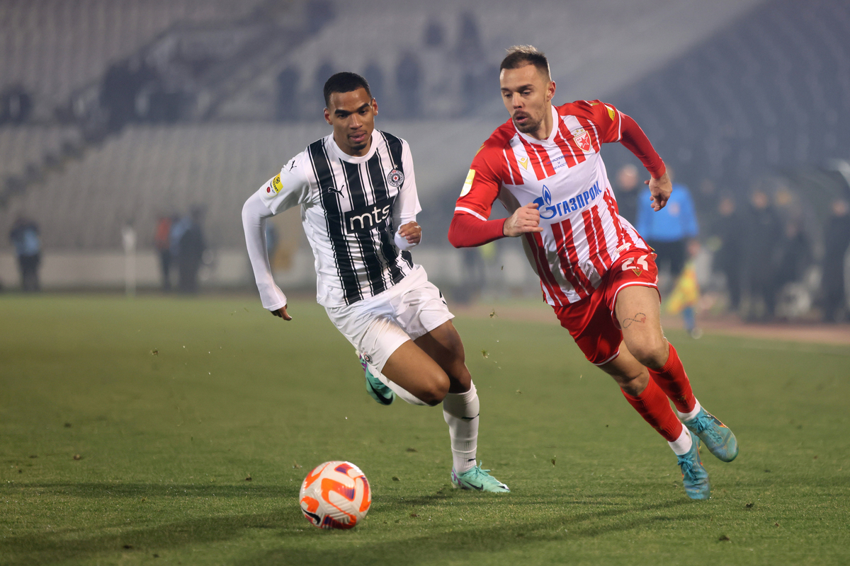 MILAN RODIC fudbaler Crvene zvezde na utakmici Superlige Prvenstva Srbije protiv XANDER SEVERINA Ksander Severina iz Partizana na stadionu Partizana, Beograd, 20.12.2023. godine Foto: Marko Metlas Fudbal, Crvena zvezda, Superliga Prvenstvo Srbije, Partizan