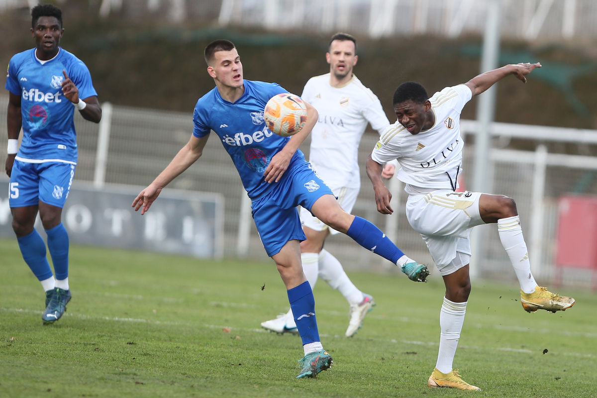 SAMBOU SISSOKO Sambu Sisoko fudbaler Cukarickog na utakmici prvenstva Srbije protiv UROS SREMCEVIC fudbaler Mladosti iz Lucana na stadionu Cukarickog, Beograd 22.12.2023. godine Foto: Ivica Veselinov Fudbal, Cukaricki, Prvenstvo Srbije, Mladost Lucani