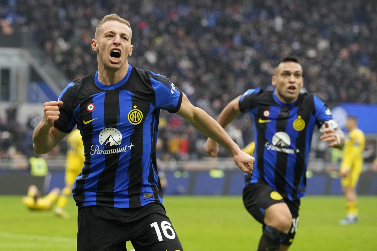 Inter Milan's Davide Frattesi, left, celebrates with Lautaro Martinez after scoring his side's second goal during the Serie A soccer match between Inter Milan and Hellas Verona at the San Siro Stadium in Milan, Italy, Saturday, Jan. 6, 2024. (AP Photo/Antonio Calanni)