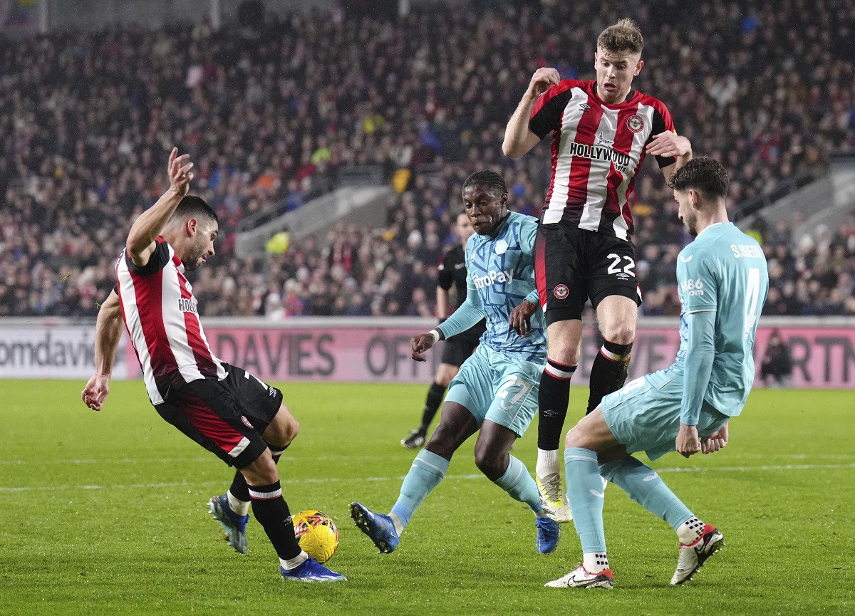 Brentford's Neal Maupay, left, scores his side's first goal of the game during the English FA Cup, third round soccer match between Brentford and Wolverhampton Wanderers, at the Gtech Community Stadium, in London, Friday, Jan. 5, 2024. (John Walton/PA via AP)