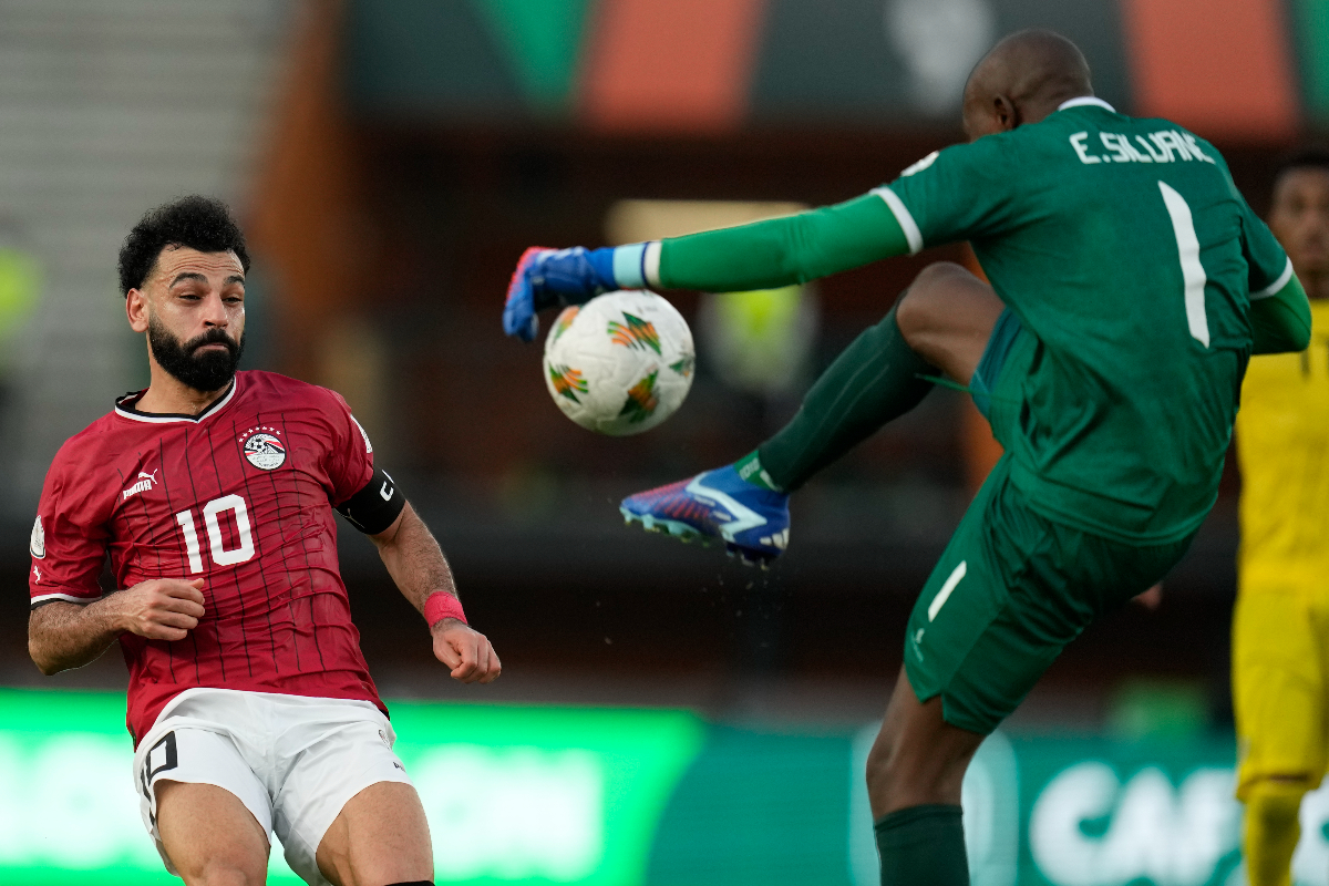 Egypt's Mohamed Salah, left, watches a Mozambique's goalkeeper Hernâni Siluane kicks the ball clear during the African Cup of Nations Group B soccer match between Egypt and Mozambique in Abidjan, Ivory Coast, Sunday, Jan. 14, 2024. (AP Photo/Themba Hadebe)