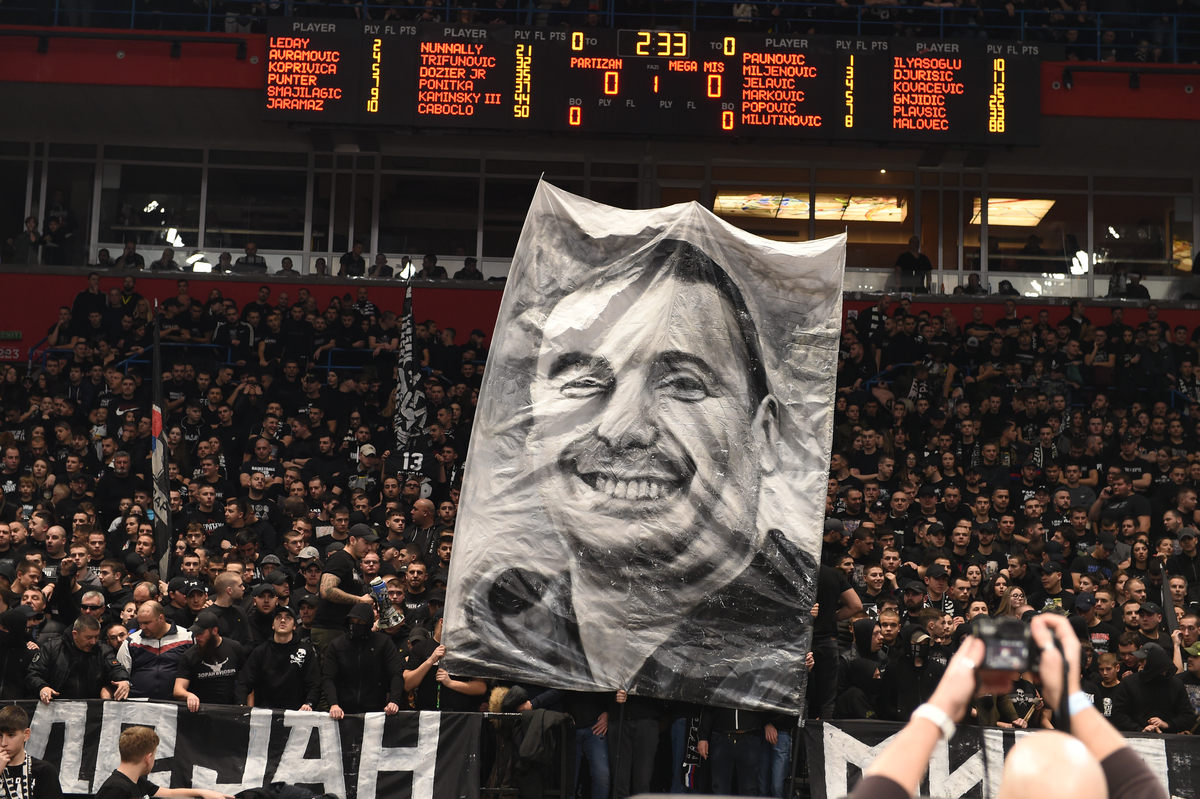 Dejan Milojević, odavanje pošte pred početak utakmice Partizan - Mega u ABA ligi