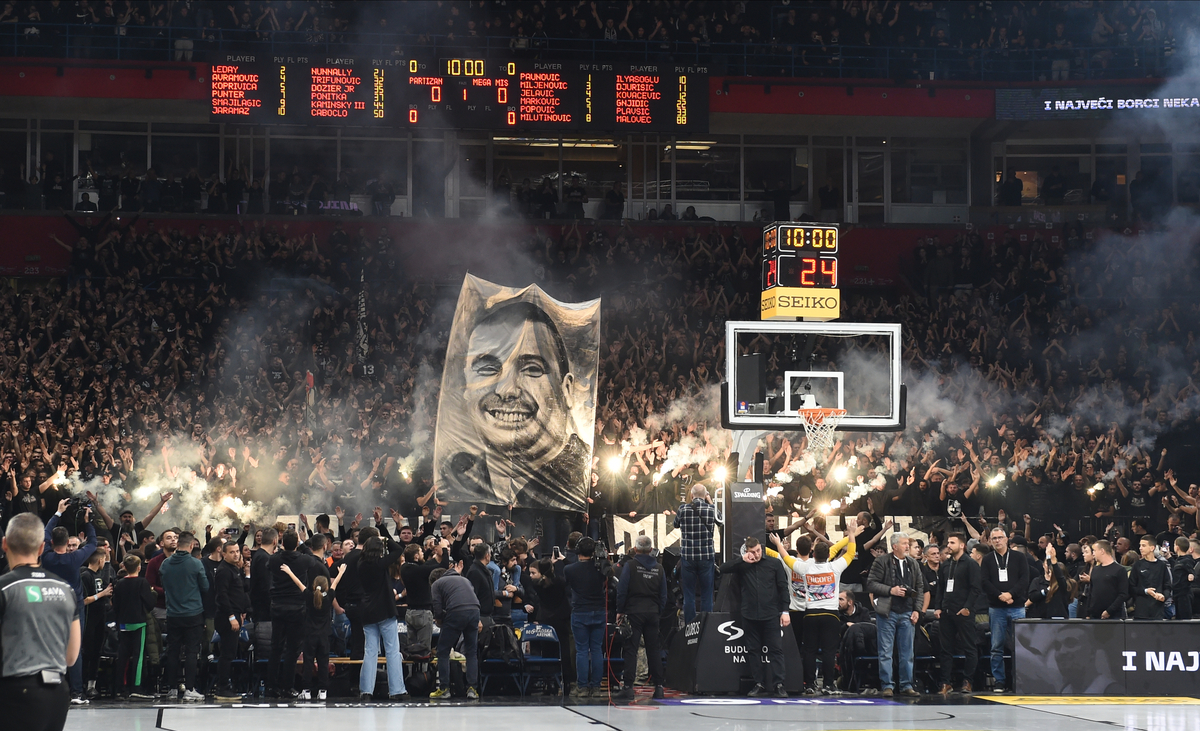Dejan Milojević, odavanje pošte pred početak utakmice Partizan - Mega u ABA ligi