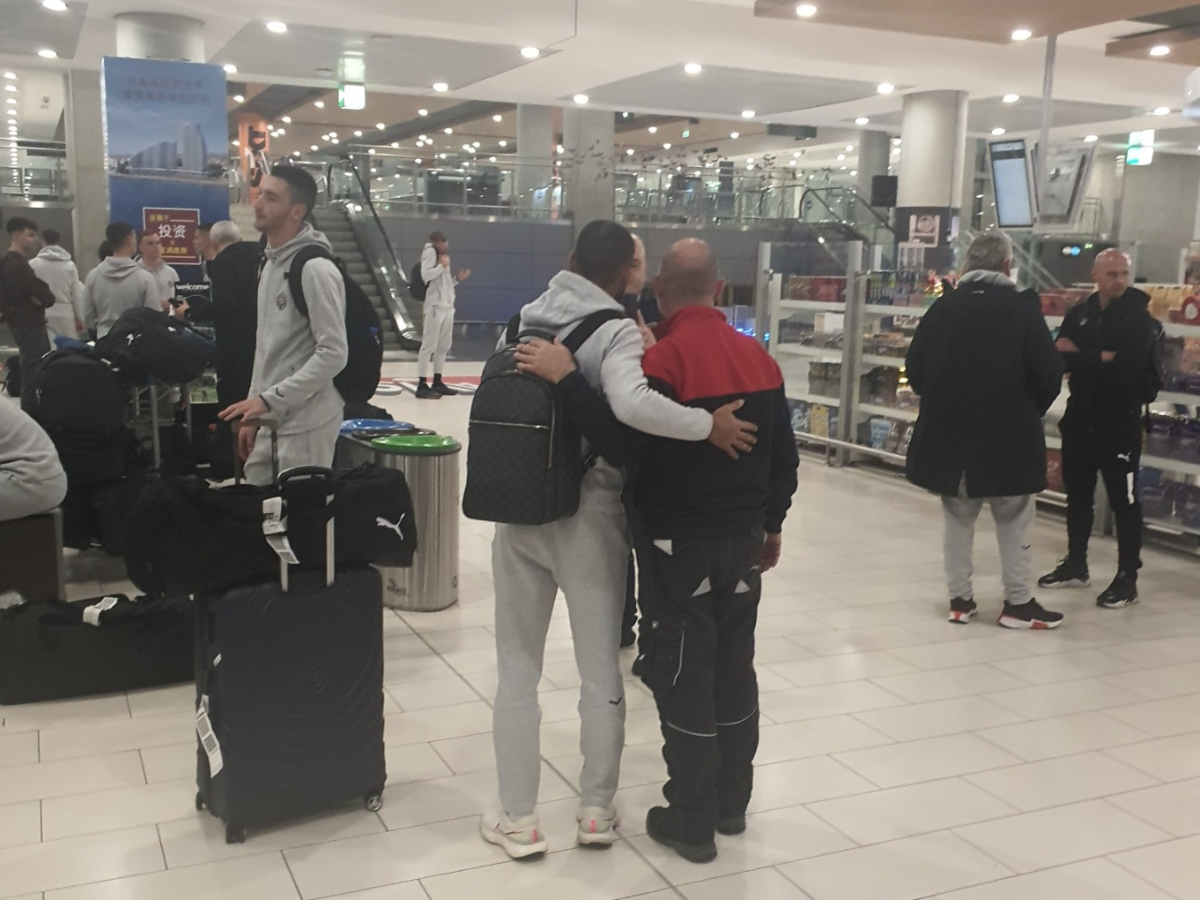 Gajas Zahid i radnik aerodroma na Kipru