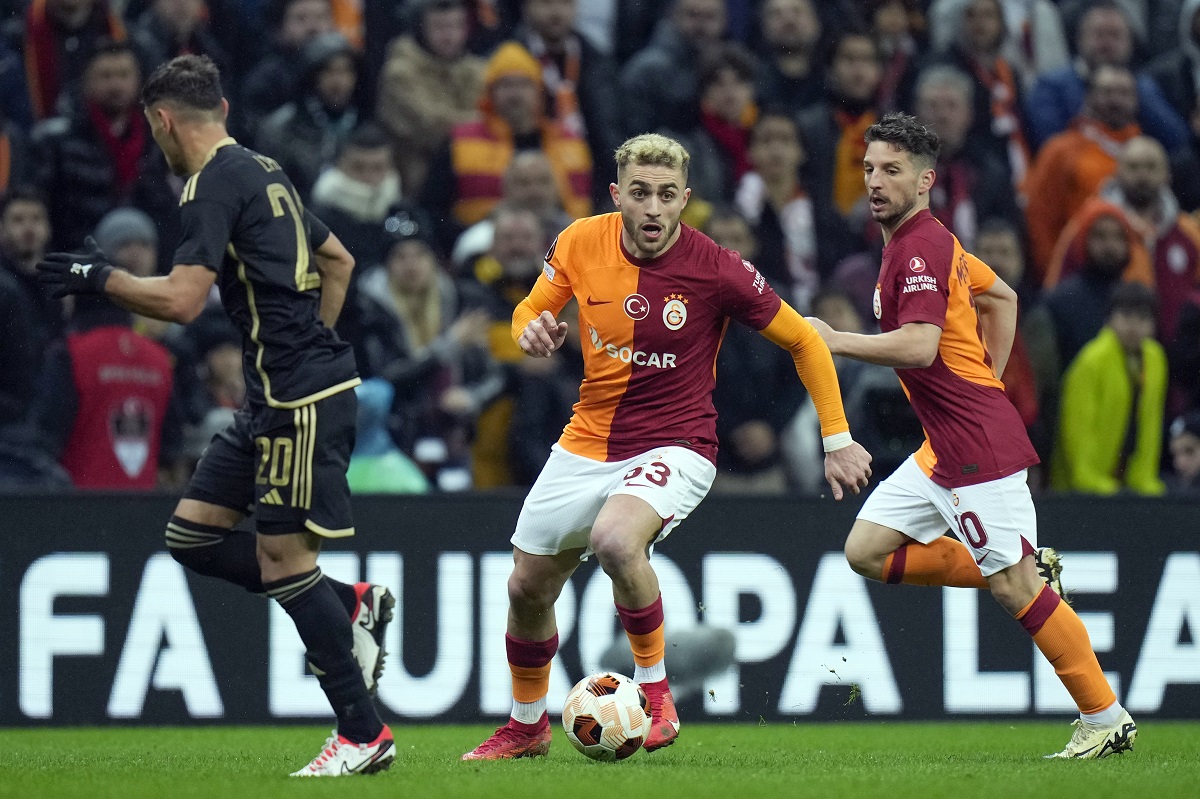 Galatasaray's Baris Yilmaz, center, runs with the ball during the Europa League play-off first league soccer match between Galatasaray and Sparta Praha in Istanbul, Turkey, Thursday, Feb. 15, 2024. (AP Photo/Francisco Seco)
