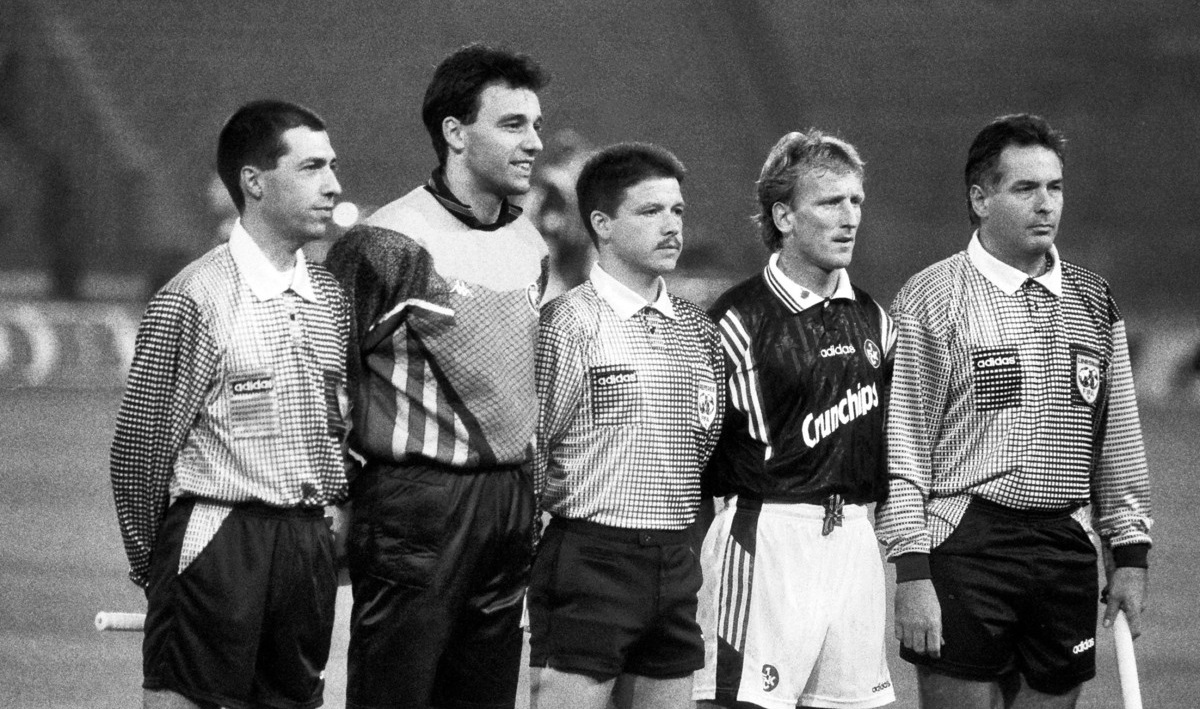 FUDBAL - European Cup Winners Cup - Kapiten Crvene zvezde, golman ZVONKO MILOJEVIC, i kapiten Kajzerslauterna, ANDREAS BREHME - Andreas Breme, i sudije iz Belgije: FERNANDO REDONDO, ERIC BLAREU - Erik Blero, glavni, i CLAUDE GREGOAR - Klod Gregoar. Beograd, 26.09.1996. photo:N.Parausic
