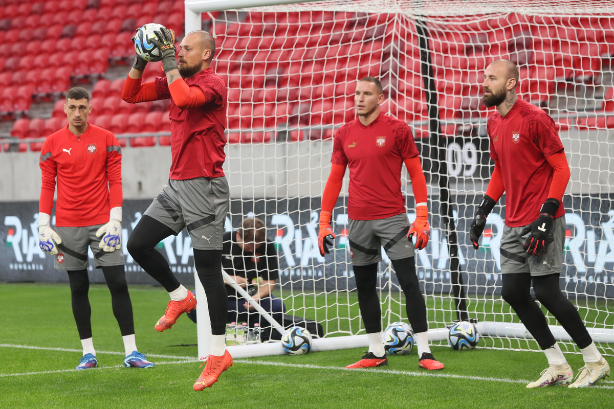 DJORDJE PETROVIC golman, PREDRAG RAJKOVIC golman, BORIS RADUNOVIC golman, VANJA MILINKOVIC SAVIC golman fudbaleri reprezentacije Srbije na treningu pred utakmicu kvalifikacija za UEFA Evropsko prvenstvo 2024 godine protiv Madjarske na stadionu Ferenc Puskas, Budimpesta 13.10.2023. godine Foto: Marko Metlas Fudbal, Reprezentacija, Srbija, Madjarska, UEFA Evropsko prvenstvo, EURO 2024