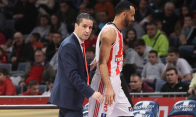 IOANNIS SFAIROPOULOS Janis Sferopulos trener i ADAM HANGA kosarkas Crvene zvezde na utakmici Jadranske ABA lige protiv FMP Zeleznika u hali Stark Beogradska arena, Beograd 21.01.2024. godine Foto: Marko Metlas Kosarka, Crvena zvezda, Jadranska ABA liga, FMP Zeleznik