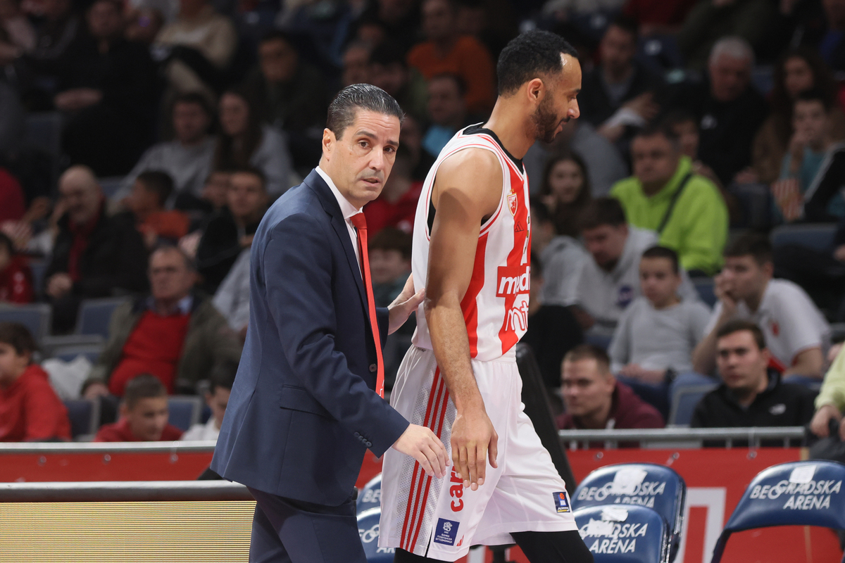 IOANNIS SFAIROPOULOS Janis Sferopulos trener i ADAM HANGA kosarkas Crvene zvezde na utakmici Jadranske ABA lige protiv FMP Zeleznika u hali Stark Beogradska arena, Beograd 21.01.2024. godine Foto: Marko Metlas Kosarka, Crvena zvezda, Jadranska ABA liga, FMP Zeleznik