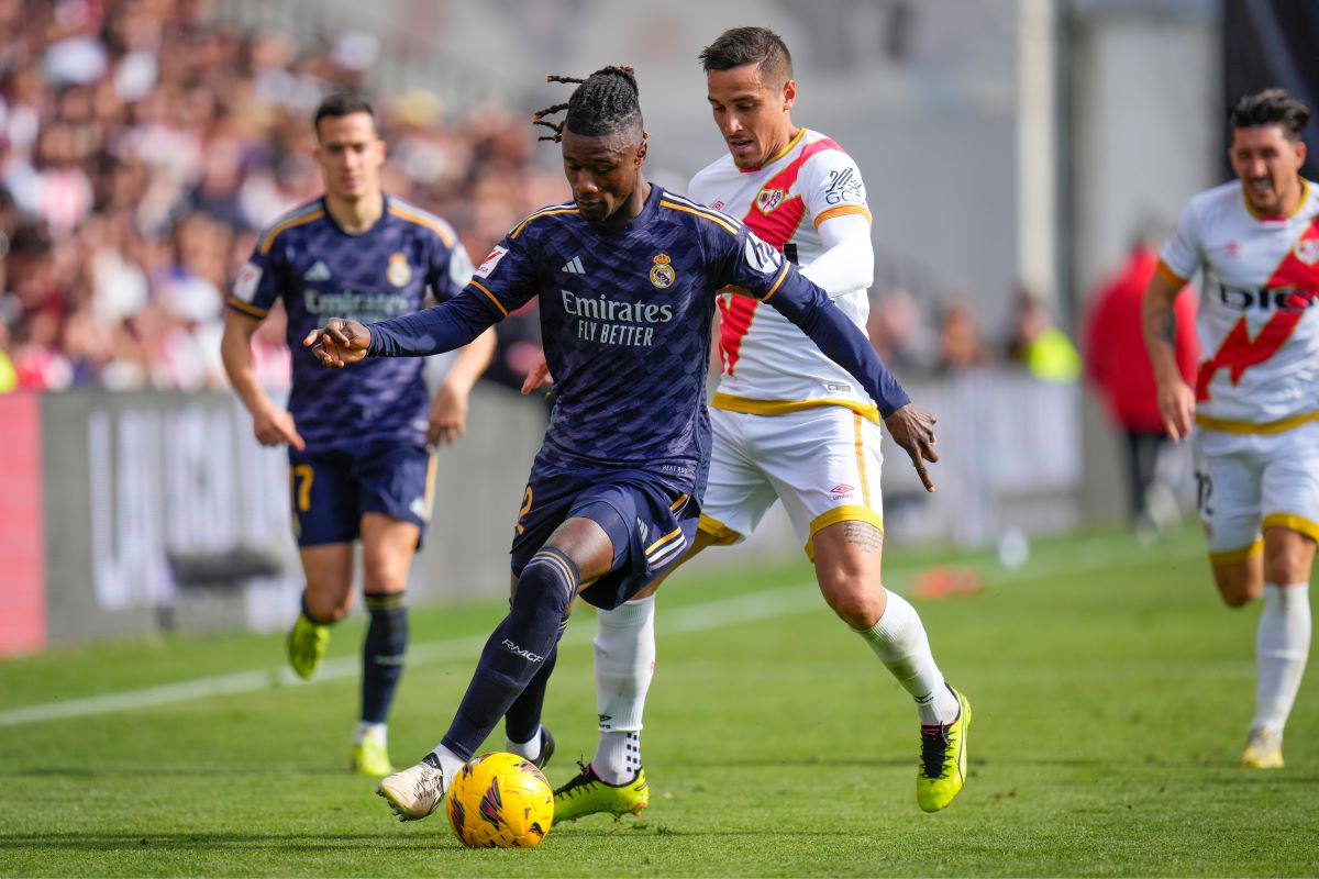 Real Madrid's Eduardo Camavinga, centre, challenges for the ball with Rayo's Oscar Trejo during the Spanish La Liga soccer match between Rayo Vallecano and Real Madrid at the Vallecas stadium in Madrid, Spain, Sunday, Feb. 18, 2024. (AP Photo/Manu Fernandez)