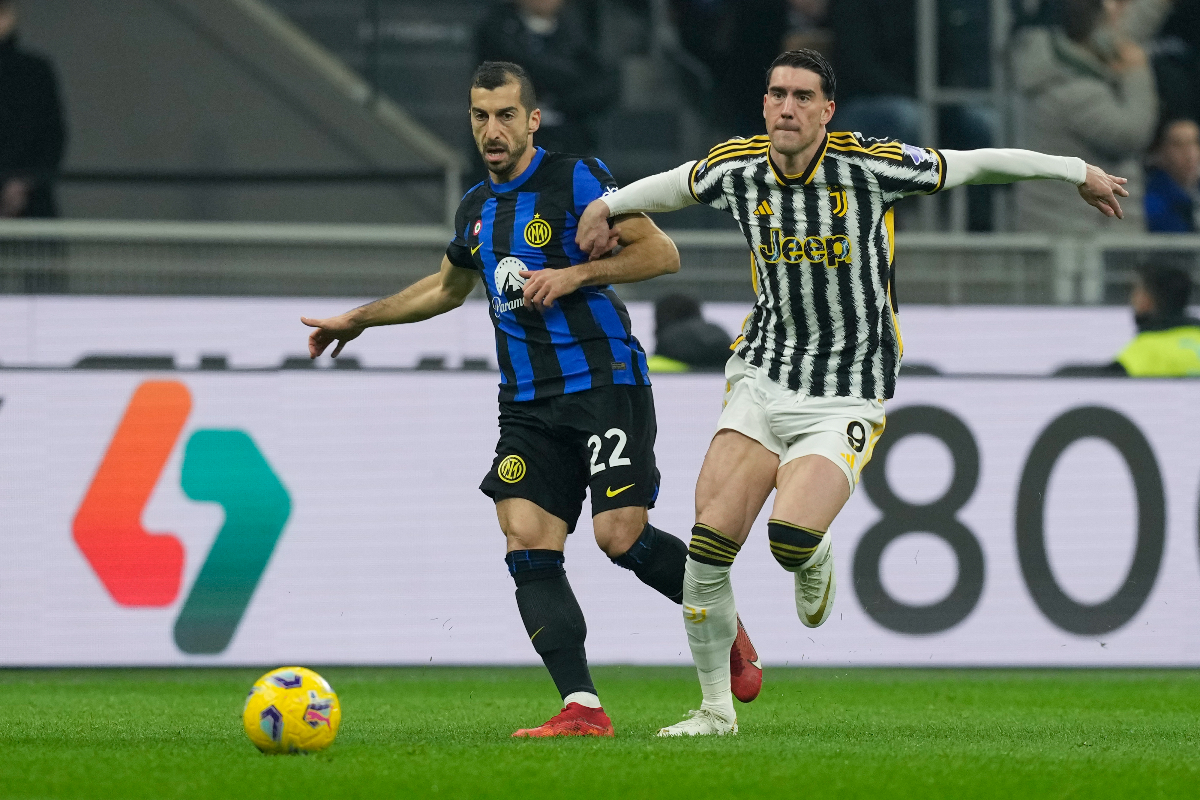 Inter Milan's Henrikh Mkhitaryan, left, and Juventus' Dusan Vlahovic fight for the ball during a Serie A soccer match between Inter Milan and Juventus, in Milan, Italy, Sunday, Feb. 4, 2024. (AP Photo/Antonio Calanni)