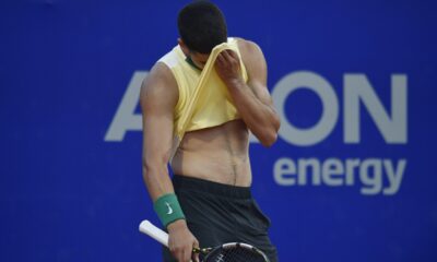 Carlos Alcaraz, of Spain, wipes his brow after losing a point to Nicolas Jarry, of Chile, during an Argentina Open ATP semifinal tennis match, at the Guillermo Vilas Stadium, in Buenos Aires, Argentina, Saturday, Feb. 17, 2024. (AP Photo/Gustavo Garello)