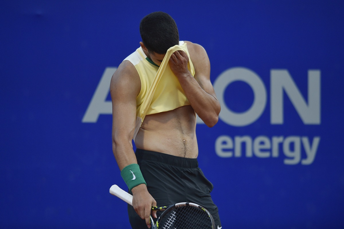 Carlos Alcaraz, of Spain, wipes his brow after losing a point to Nicolas Jarry, of Chile, during an Argentina Open ATP semifinal tennis match, at the Guillermo Vilas Stadium, in Buenos Aires, Argentina, Saturday, Feb. 17, 2024. (AP Photo/Gustavo Garello)