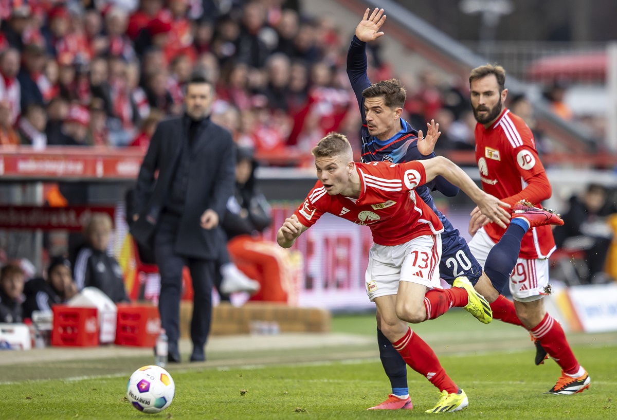 Heidenheim Nikola Dovedan, center right, vies for the ball with Berlin's Andras Schäfer, foreground and Lucas Tousart (right).l, during the Germany Bundesliga soccer match between Union Berlin and FC Heidenheim, in Berlin, Saturday, Feb. 24, 2024. (Andreas Gora/dpa via AP)