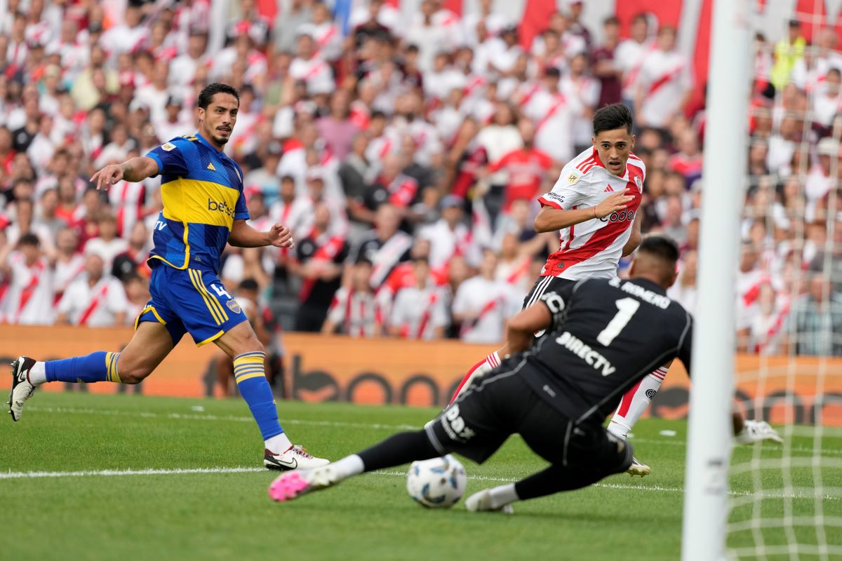 River Plate's Pablo Solari, right, scores the opening goal against Boca Juniors during an Argentine soccer league match in Buenos Aires, Argentina, Sunday, Feb. 25, 2024. (AP Photo/Natacha Pisarenko)