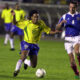 FUDBAL - RONALDINHO - Ronaldinjo, fudbaler Brazila, na utakmici protiv Jugoslavija YUG, u duelu sa Slavisom Jokanovicem. Fortaleza, 27.03.2002. snimio:N.Parausic