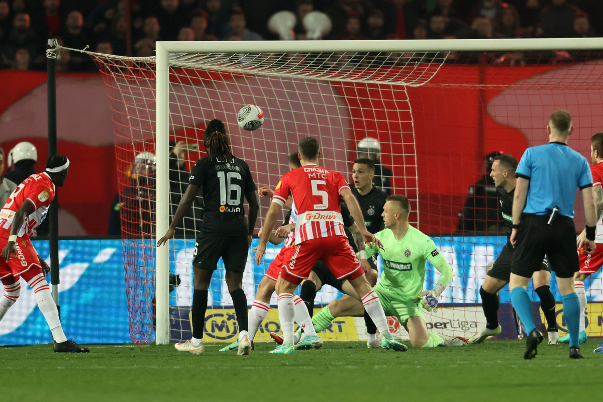 fudbaler Crvene zvezde na utakmici Mocart Superlige protiv Partizana, na stadionu Rajko Mitic, Beograd, 09.03.2024. foto: Marko Metlas Fudbal, 172. derbi, Partizan, Crvena zvezda, derbi, Superliga