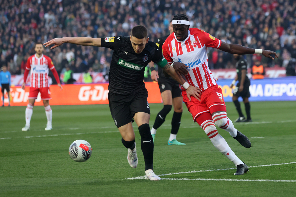fudbaler Crvene zvezde na utakmici Mocart Superlige protiv Partizana, na stadionu Rajko Mitic, Beograd, 09.03.2024. foto: Marko Metlas Fudbal, 172. derbi, Partizan, Crvena zvezda, derbi, Superliga
