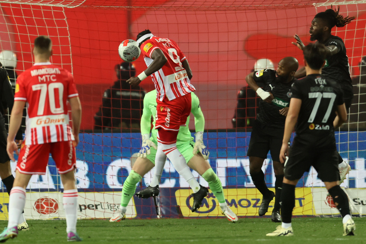 fudbaler Crvene zvezde na utakmici Mocart Superlige protiv Partizana, na stadionu Rajko Mitic, Beograd, 09.03.2024. foto: Marko Metlas Fudbal, 172. derbi, Partizan, Crvena zvezda, derbi, Superliga
