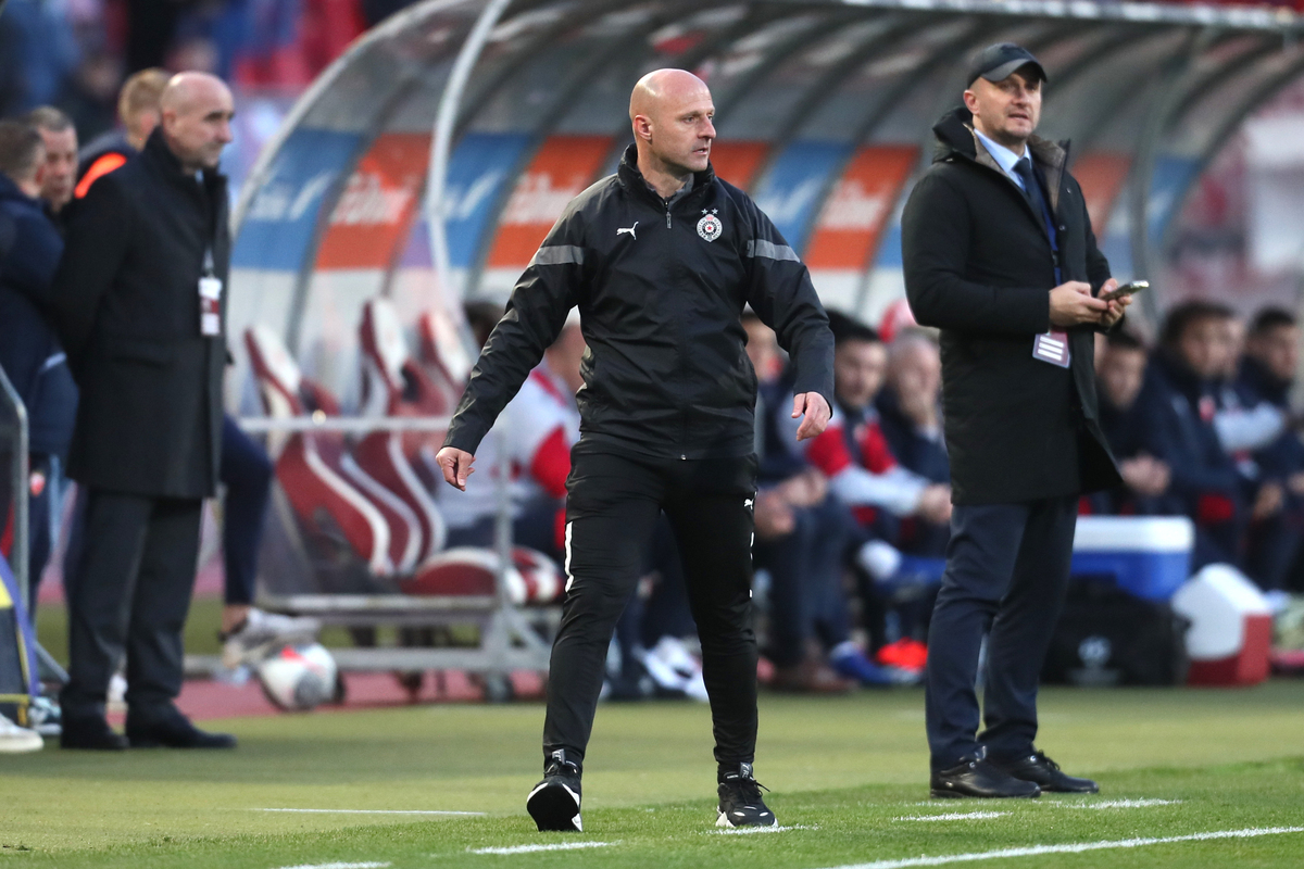 Trener Partizana na utakmici Mocart Superlige protiv Crvene zvezde, na stadionu Rajko Mitic, Beograd, 09.03.2024. foto: Marko Metlas Fudbal, 172. derbi, Partizan, Crvena zvezda, derbi, Superliga