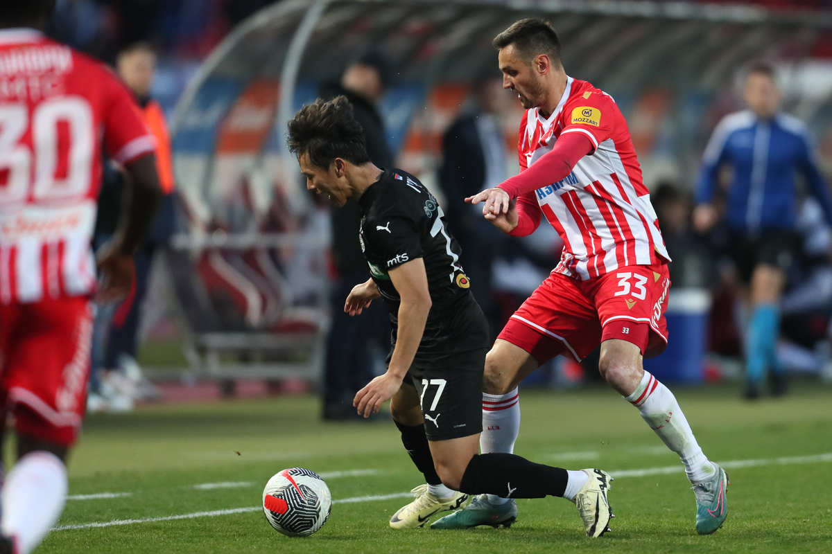 fudbaler Crvene zvezde na utakmici Mocart Superlige protiv Partizana, na stadionu Rajko Mitic, Beograd, 09.03.2024. foto: Marko Metlas Fudbal, 172. derbi, Partizan, Crvena zvezda, derbi, Superliga