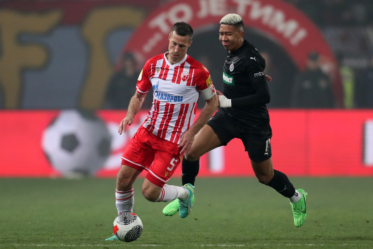 fudbaler Crvene zvezde na utakmici Mocart Superlige protiv Partizana, na stadionu Rajko Mitic, Beograd, 09.03.2024. foto: Marko Metlas Fudbal, 172. derbi, Partizan, Crvena zvezda, derbi, Superliga