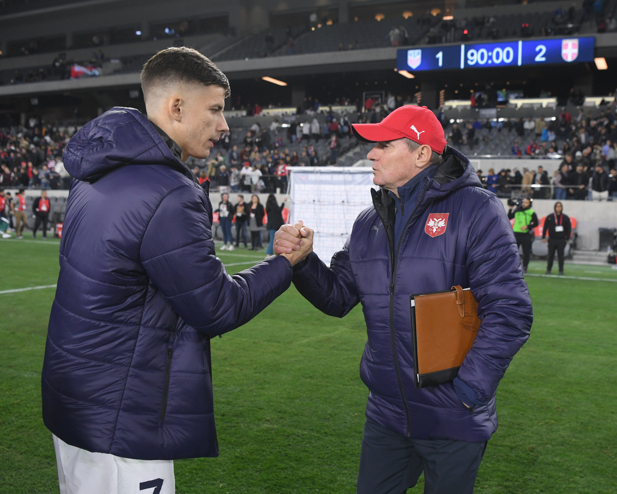 DRAGAN STOJKOVIC PIKSI, trener fudbalera Srbije, i LUKA ILIC, na prijateljskoj utakmici protiv USA, na stadionu BMO Los Andjeles, 25.01.2023. foto: MN press / nn Fudbal, Srbija, SAD, Los Angeles