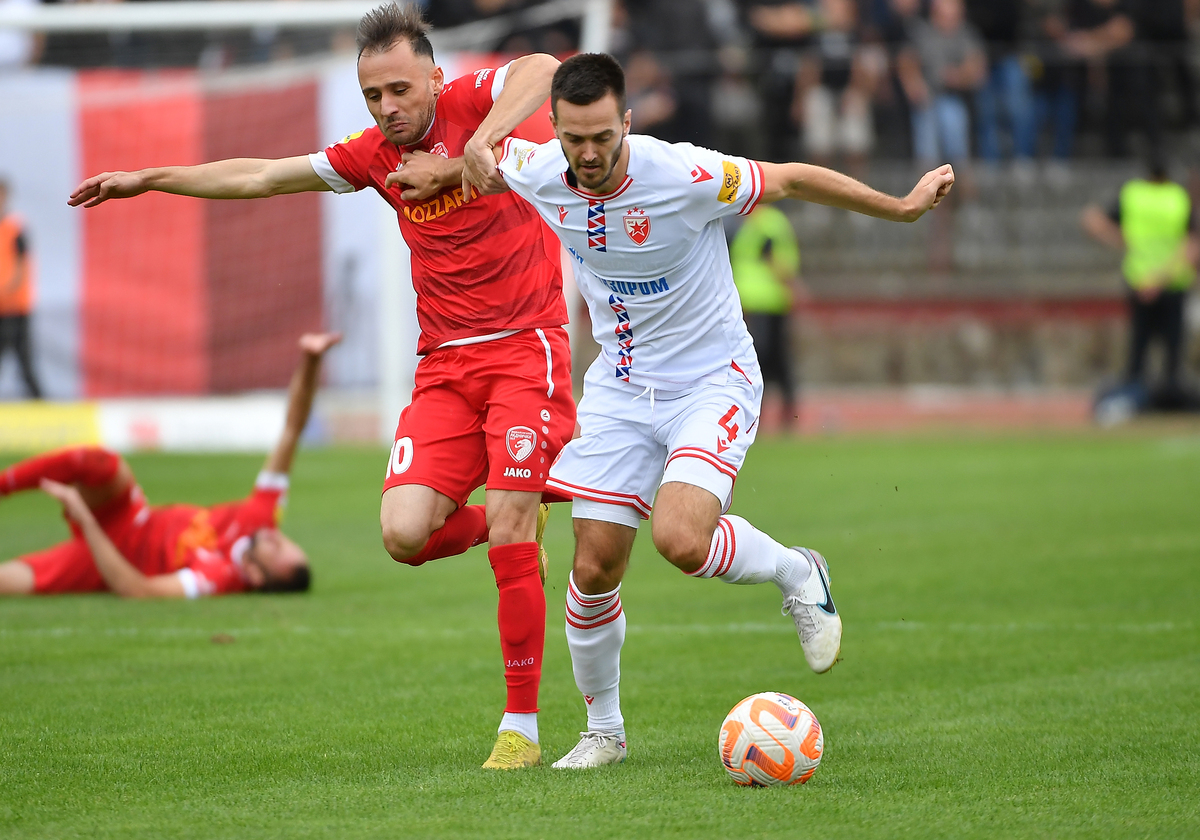 MIRKO IVANIC fudbaler Crvene Zvezde na utakmici Superlige Prvenstva Srbije protiv STEFAN COLOVIC iz Radnickog 1923 na stadionu Cika Daca, Kragujevac 08.10.2023. godine Foto: MI / MN PRESS FUDBAL, MOZZART SUPERLIGA SRBIJE, PRVENSTVO SRBIJE, RADNICKI 1923 KRAGUJEVAC, CRVENA ZVEZDA