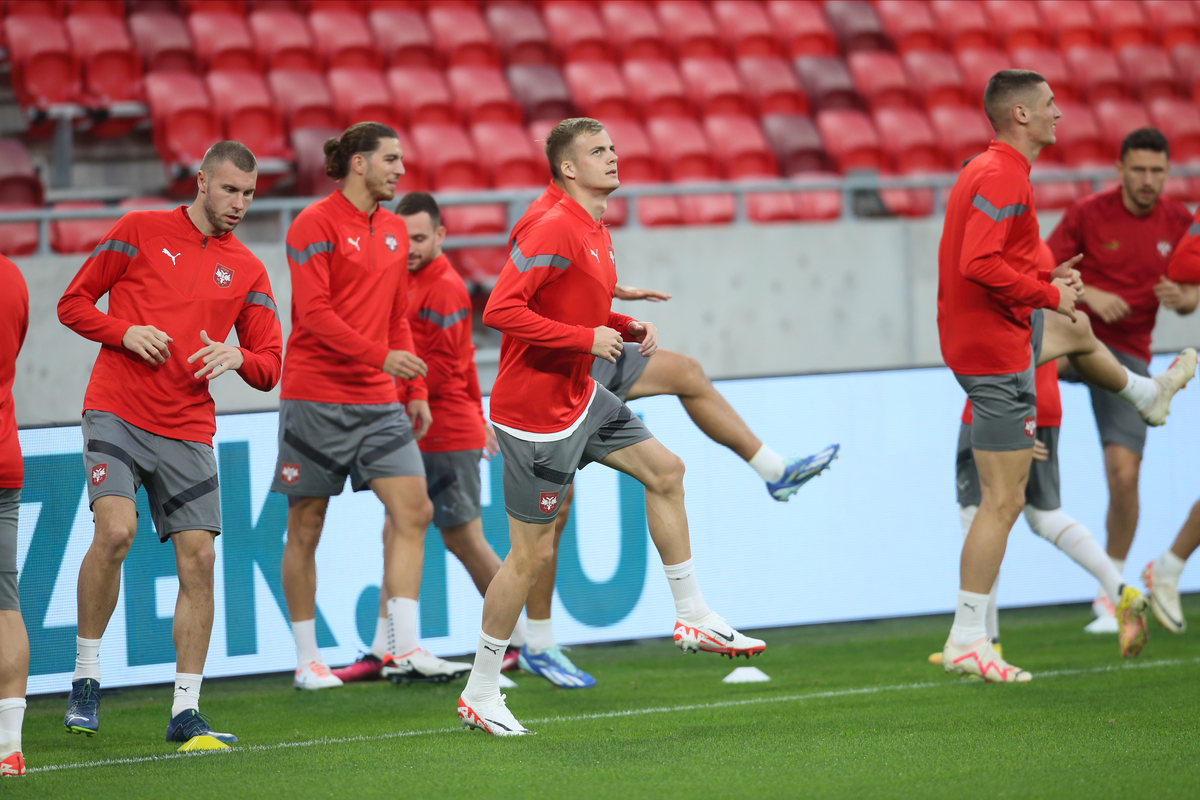 STRAHINJA PAVLOVIC, SRDJAN BABIC, IVAN ILIC fudbaleri reprezentacije Srbije na treningu pred utakmicu kvalifikacija za UEFA Evropsko prvenstvo 2024 godine protiv Madjarske na stadionu Ferenc Puskas, Budimpesta 13.10.2023. godine Foto: Marko Metlas Fudbal, Reprezentacija, Srbija, Madjarska, UEFA Evropsko prvenstvo, EURO 2024