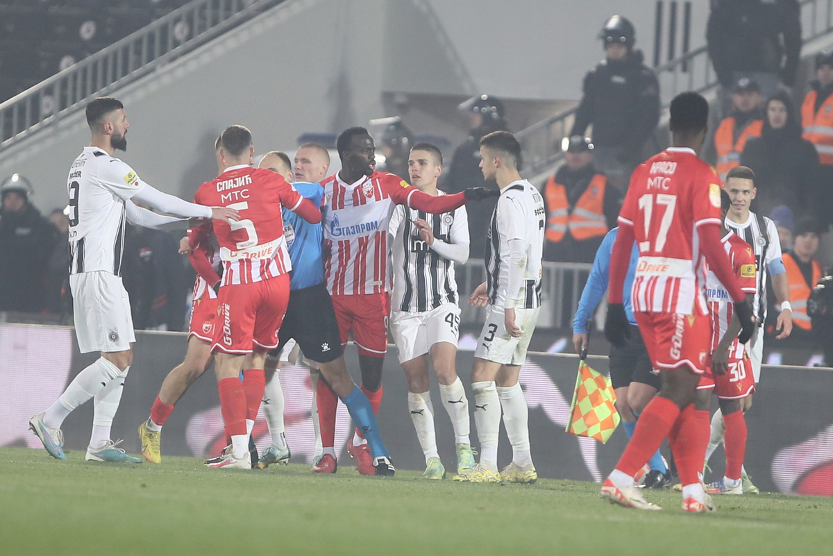 PEPE CHERIF NDIAYE Pepe Cerif Ndiaje, UROS SPAJIC fudbaleri Crvene zvezde, na prvenstvenoj utakmici protiv Partizana, na stadionu JNA. Beograd, 20.12.2023. foto: MN Press / Ivica Veselinov Fudbal, 171. derbi, Partizan, Crvena zvezda,