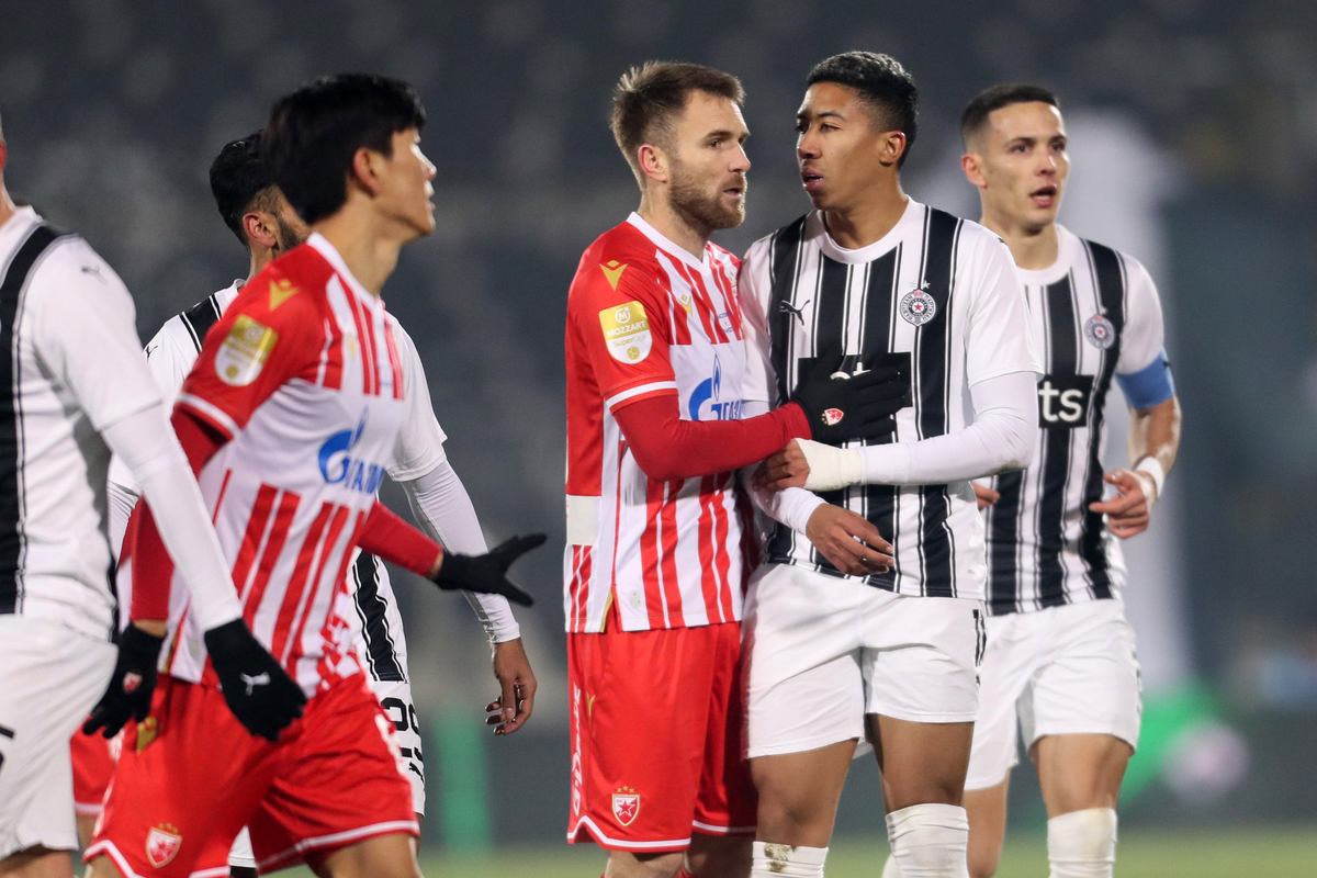 ALEKSANDAR KATAI fudbaler Crvene zvezde na utakmici Superlige Prvenstva Srbije protiv MATHEUS BONIFACIO SALDANHA Mateus Bonifasio Saldanja iz Partizana na stadionu Partizana, Beograd, 20.12.2023. godine Foto: Marko Metlas Fudbal, Crvena zvezda, Superliga Prvenstvo Srbije, Partizan
