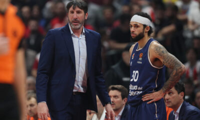 KASSIUS ROBERTSON Kasius Robertson i ALEX MUMBRU Aleks Mumbru trener kosarkasa Valensije na utakmici Evrolige protiv Crvene zvezde u hali Stark Beogradska arena, Beograd 30.01.2024. godine Foto: Marko Metlas Kosarka, Crvena zvezda, Evroliga, Valensija