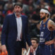 KASSIUS ROBERTSON Kasius Robertson i ALEX MUMBRU Aleks Mumbru trener kosarkasa Valensije na utakmici Evrolige protiv Crvene zvezde u hali Stark Beogradska arena, Beograd 30.01.2024. godine Foto: Marko Metlas Kosarka, Crvena zvezda, Evroliga, Valensija