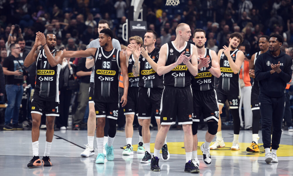 Kosarkasi Partizana pozdravljaju navijace posle pobede na utakmici Evrolige protiv Baskonije, u Beogradskoj Stark Areni. Beograd, 19.03.2024. foto: Nebojsa Parausic / MN Press Kosarka, Euroleague, Partizan, Baskonia
