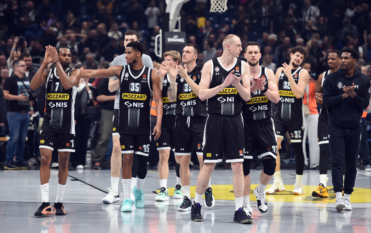 Kosarkasi Partizana pozdravljaju navijace posle pobede na utakmici Evrolige protiv Baskonije, u Beogradskoj Stark Areni. Beograd, 19.03.2024. foto: Nebojsa Parausic / MN Press Kosarka, Euroleague, Partizan, Baskonia