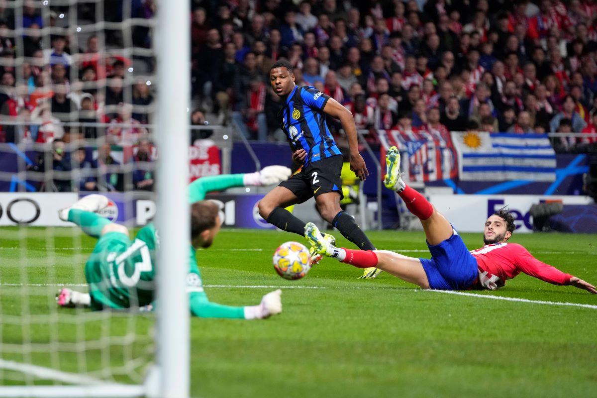 Inter Milan's Denzel Dumfries, center, attempts a shot at goal in front of Atletico Madrid's goalkeeper Jan Oblak, left, and Atletico Madrid's Mario Hermoso during the Champions League, round of 16, second leg soccer match between Atletico Madrid and Inter Milan at the Metropolitano stadium in Madrid, Spain, Wednesday, March 13, 2024. (AP Photo/Manu Fernandez)