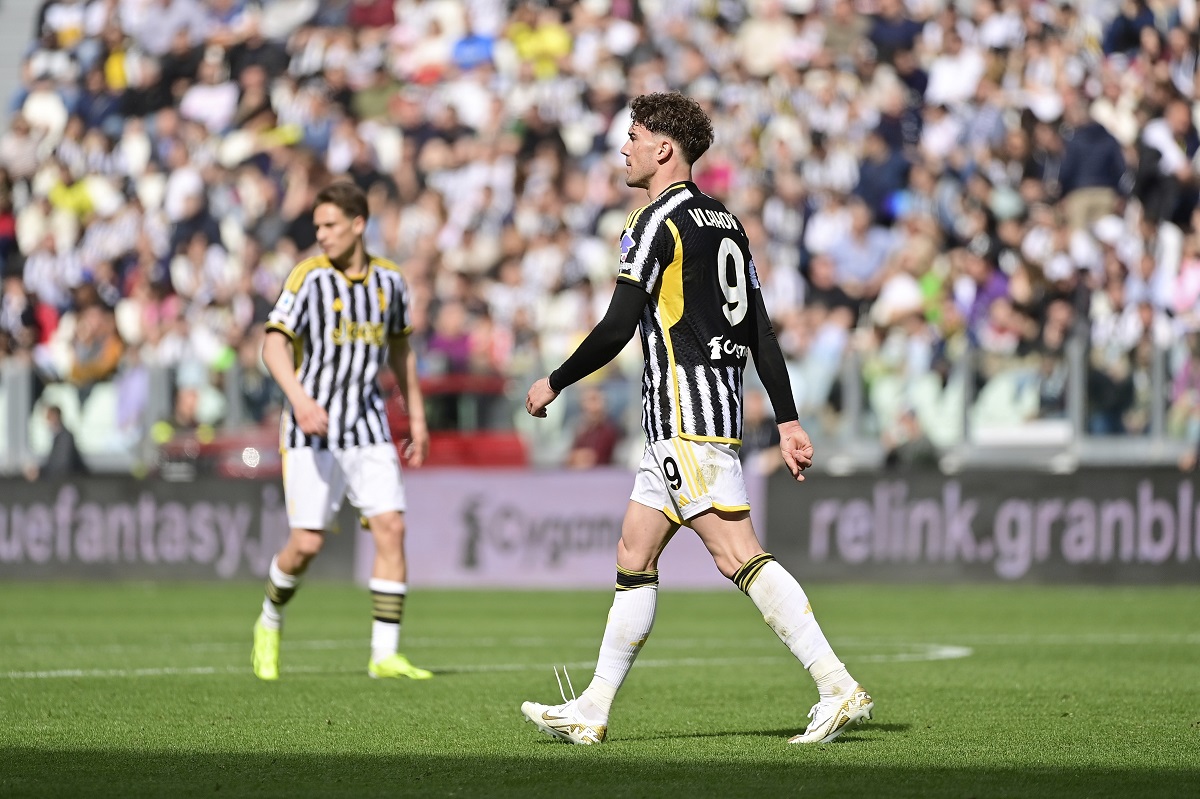 Juventus' Dusan Vlahovic walks off the pitch after getting a red card during the Italian Serie A soccer match between Juventus and Genoa at the Allianz Stadium in Turin, Italy, Sunday, March 17, 2024. (Marco Alpozzi/LaPresse via AP)