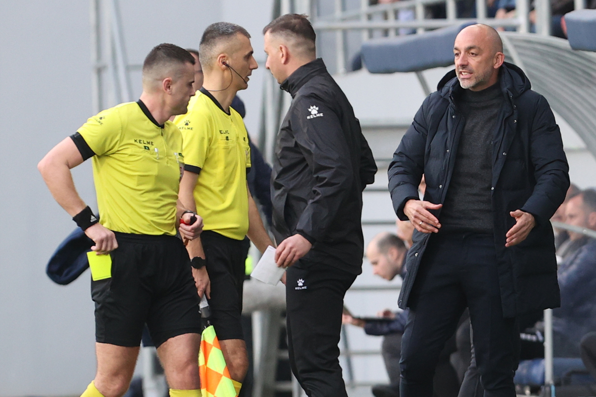 Sudija Milan Ilić i trener TSC na utakmici Superlige protiv Crvene zvezde na stadionu TSC arena, Backa Topola 02.03.2024. godine Foto: Milan Rasic Fudbal, TSC Backa Topola, Crvena zvezda, prvenstvo Srbije