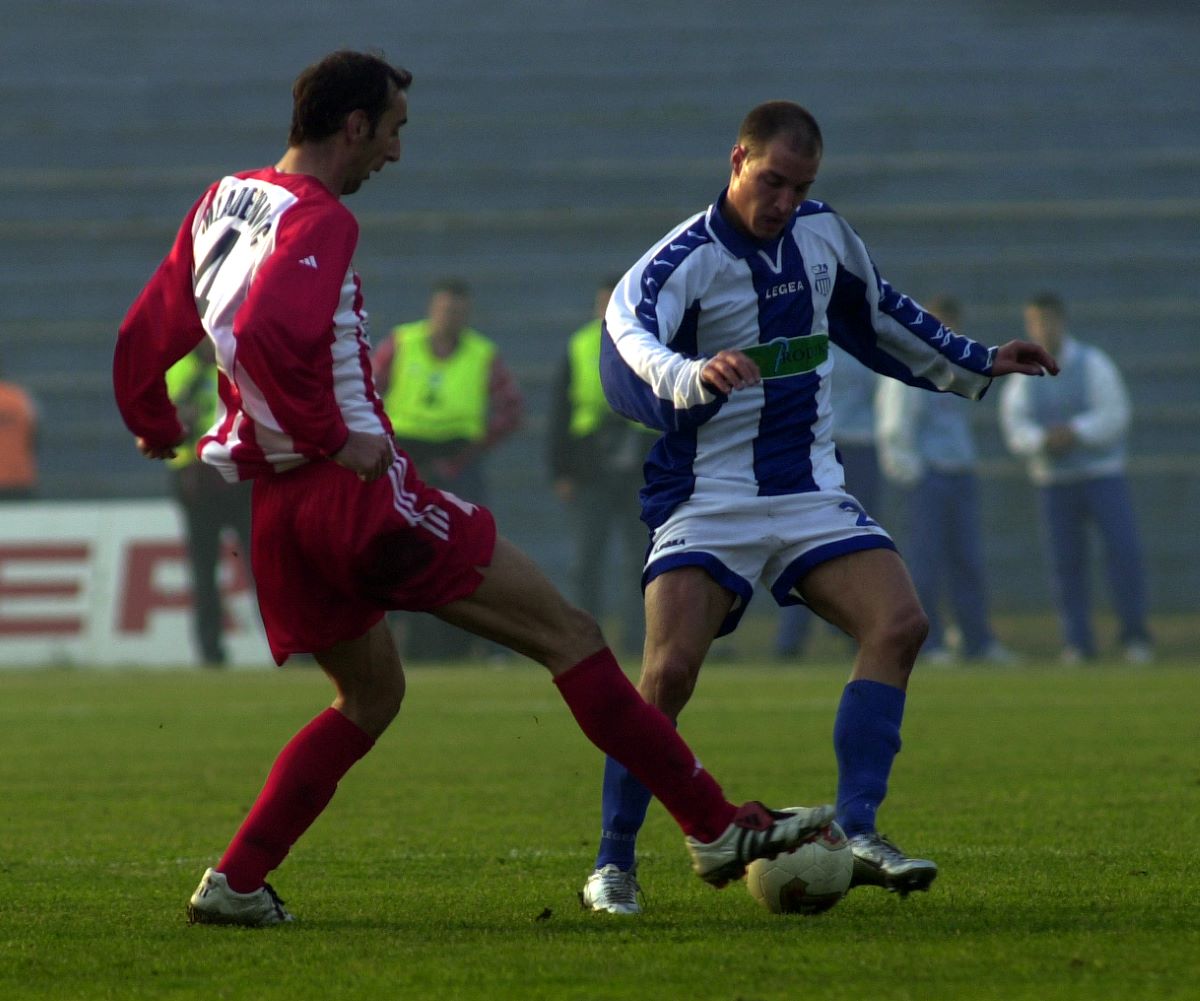 Nemanja Vucicevic fudbaler OFK Beograda na utakmici prvenstva Srbije i Crne Gore protiv Dragana Mladenovica iz Crvene zvezde na stadionu OFK Beograda 23.11.2003. godine Foto: Marko Metlas