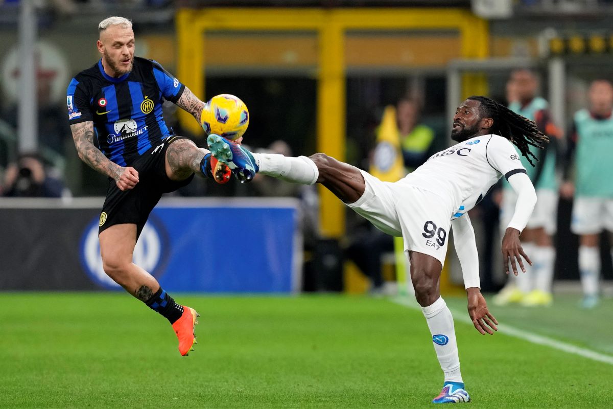 Inter Milan's Federico Dimarco vies for the ball with Napoli's Andre-Frank Zambo Anguissa, right, during the Serie A soccer match between Inter Milan and Napoli at the San Siro Stadium, in Milan, Italy, Sunday, March 17, 2024. (AP Photo/Antonio Calanni)