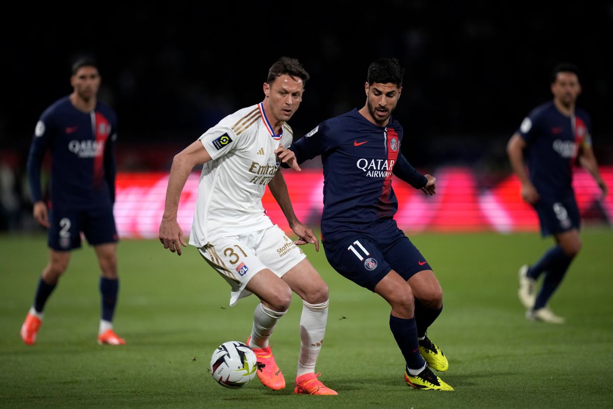 PSG's Marco Asensio, right, challenges Lyon's Nemanja Matic during the French League One soccer match between Paris Saint-Germain and Lyon at the Parc des Princes stadium in Paris, Sunday, April 21, 2024. (AP Photo/Christophe Ena)