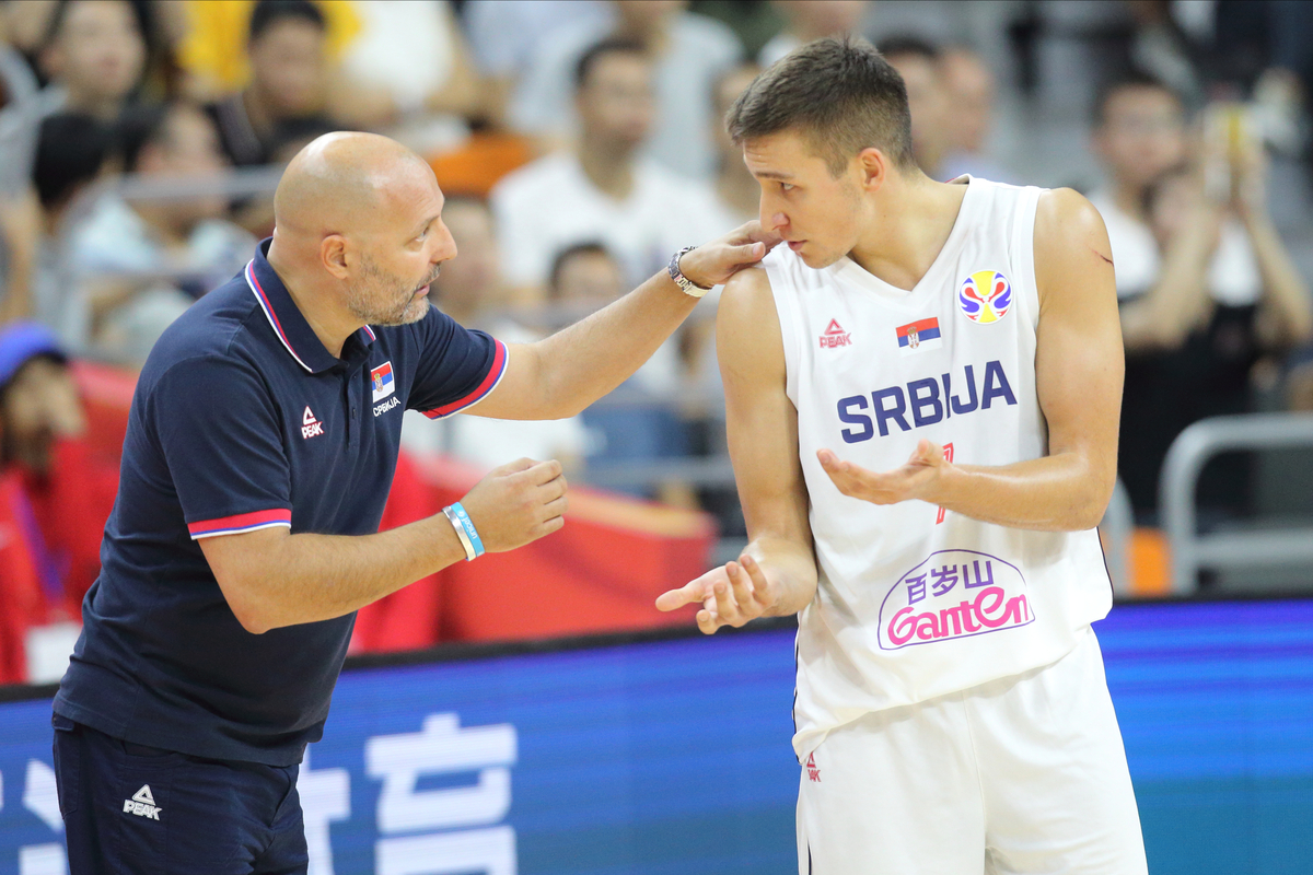 ALEKSANDAR DJORDJEVIC SASA selektor i trener i BOGDAN BOGDANOVIC kosarkas reprezentacije Srbije na utakmici Svetskog prvenstva 2019 protiv Amerike SAD u hali Dongguan sportski centar, Dongguan 12.09.2019. godine Foto: Marko Metlas Kosarka, Srbija, Svetsko prvenstvo, Kina, Amerika SAD