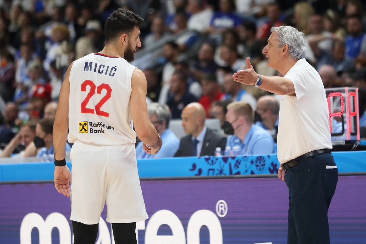 VASILIJE MICIC i SVETISLAV PESIC selektor i trener kosarkasa reprezentacije Srbije na utakmici FIBA Evropskog prvenstva protiv Italije u Mercedes Benc areni, Berlin 11.09.2022. godine Foto: Marko Metlas Kosarka, Srbija, FIBA Evropsko prvenstvo, Italija