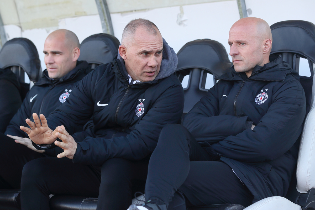 ALBERT NADJ pomocni trener i IGOR DULJAJ trener fudbalera Partizana na utakmici Superlige Prvenstva Srbije protiv Radnika Surdulica na stadionu Partizana, Beograd 17.03.2023. godine Foto: Marko Metlas Fudbal, Partizan, Superliga Prvenstvo Srbije, Radnik Surdulica