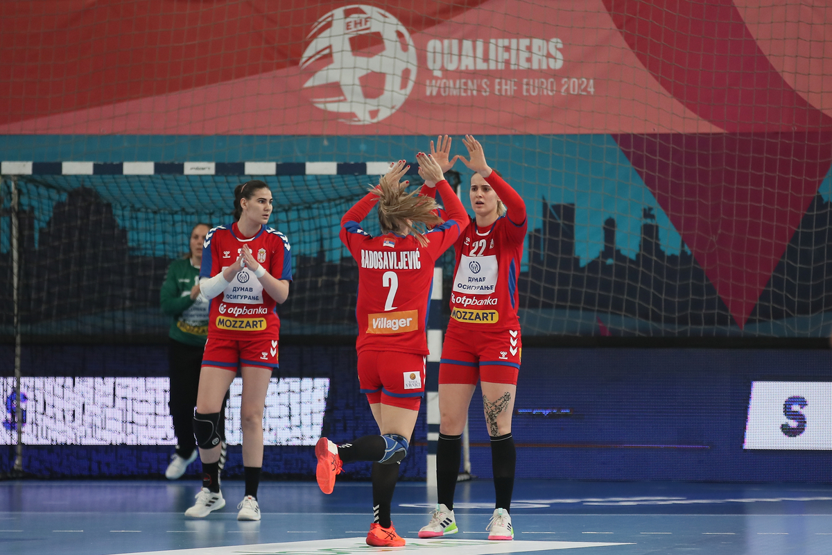 EMILIJA LAZIC, SANJA RADOSAVLJEVIC i JOVANA JOVOVIC rukometasice Srbije na utakmici EHF kvalifikacija za Evropsko Prvenstvo protiv Turske u Kristalnoj Dvorani, Zrenjanin 07.04.2024. godine Foto: Ivica Veselinov / MN PRESS RUKOMET, HANDBALL, SRBIJA, TURSKA, TURKEY, EHF