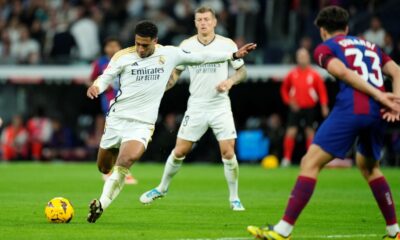 Real Madrid's Jude Bellingham shoots the ball during the Spanish La Liga soccer match between Real Madrid and Barcelona at the Santiago Bernabeu stadium in Madrid, Spain, Sunday, April 21, 2024. (AP Photo/Jose Breton)