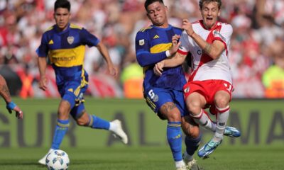 River Plate's Facundo Colidio, right, and Boca Juniors' Marcos Rojo battle for the ball during an Argentine soccer league quarterfinal match in Cordoba, Argentina, Sunday, April 21, 2024. (AP Photo/Nicolas Aguilera)