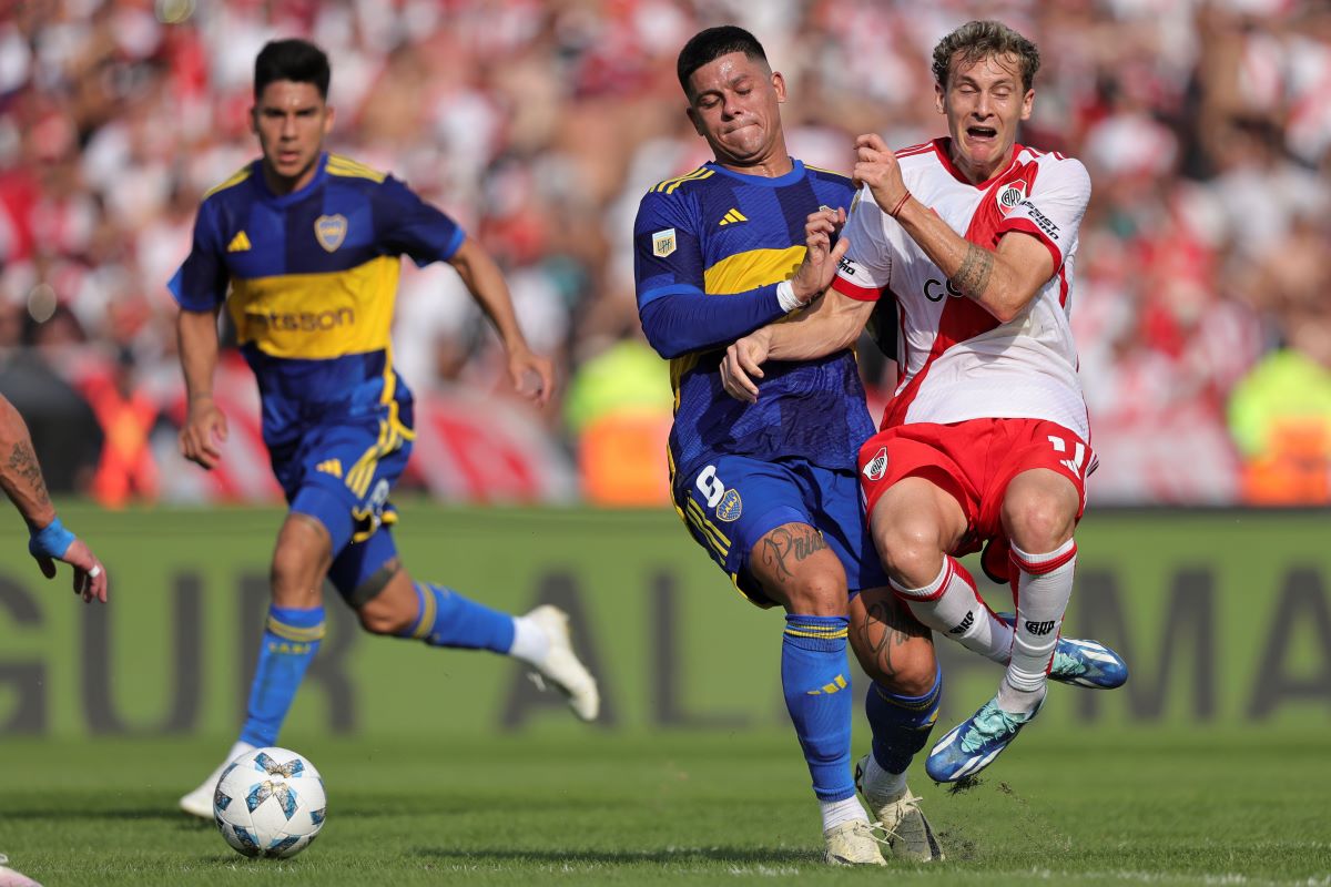 River Plate's Facundo Colidio, right, and Boca Juniors' Marcos Rojo battle for the ball during an Argentine soccer league quarterfinal match in Cordoba, Argentina, Sunday, April 21, 2024. (AP Photo/Nicolas Aguilera)